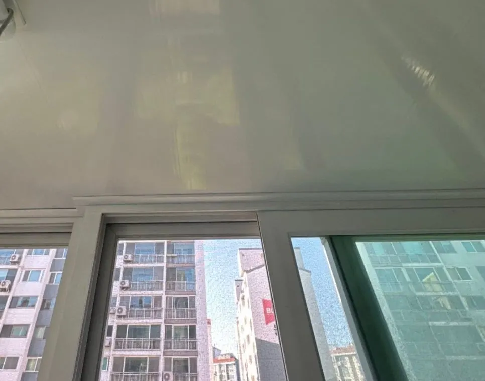 창틀 쪽 끝선을 따라 페인트가 벗겨지고 곰팡이가 번진 천장을 리빙보드로 마감 시공 후